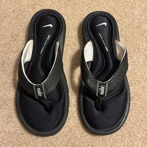 Black and white Nike Comfort footbed flip flops